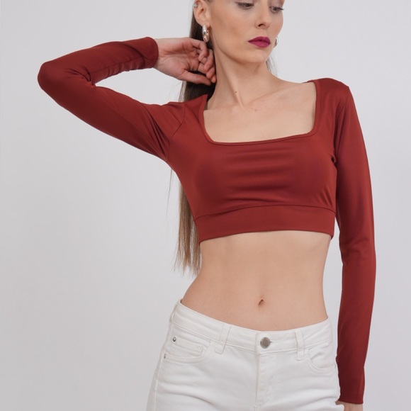 Minark Square-neck Long Sleeve Crop Top - Picture 4 of 4
